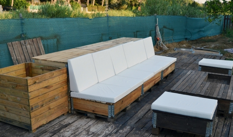 Un sofá para tu terraza, fabricado con palets, 100% DIY 